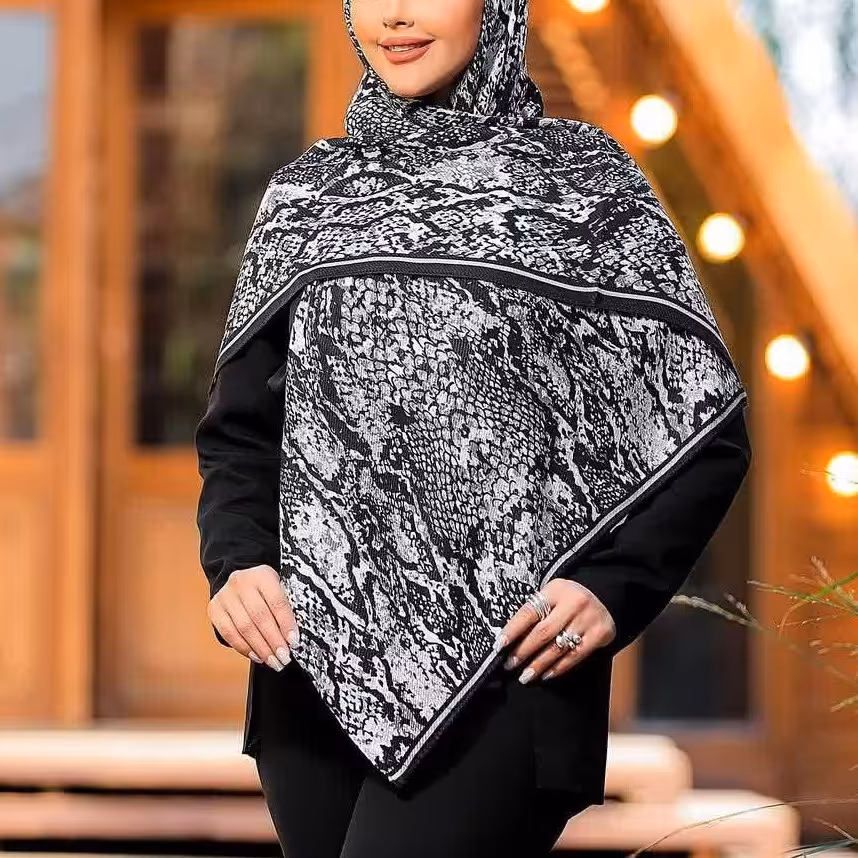 روسری نخی سفید و مشکی چاپی طرح پوست ماری قواره بزرگ