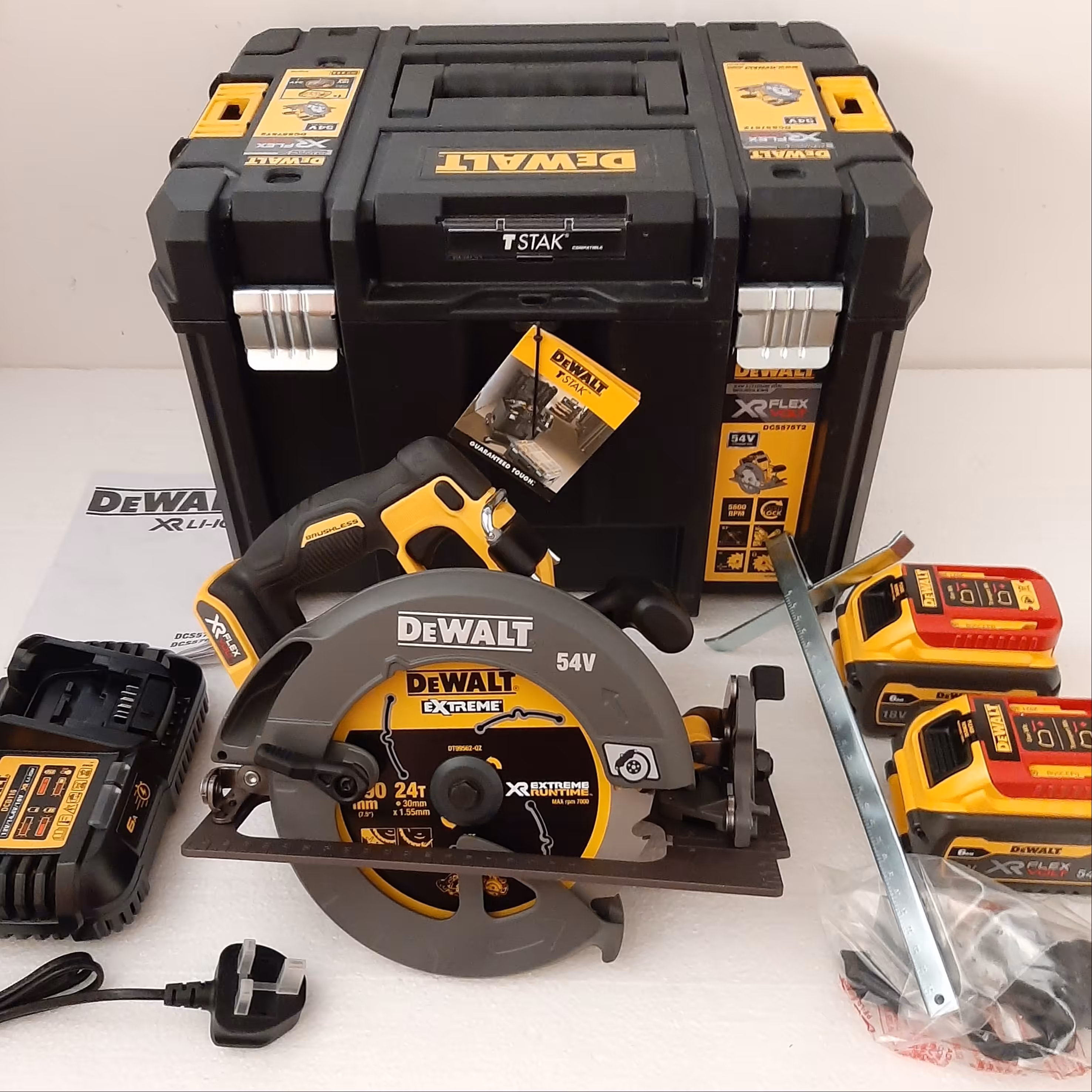 اره دیسکی شارژی دیوالت مدل dcs575  دو باتری