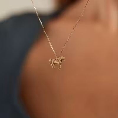 گردنبند با نماد اسب