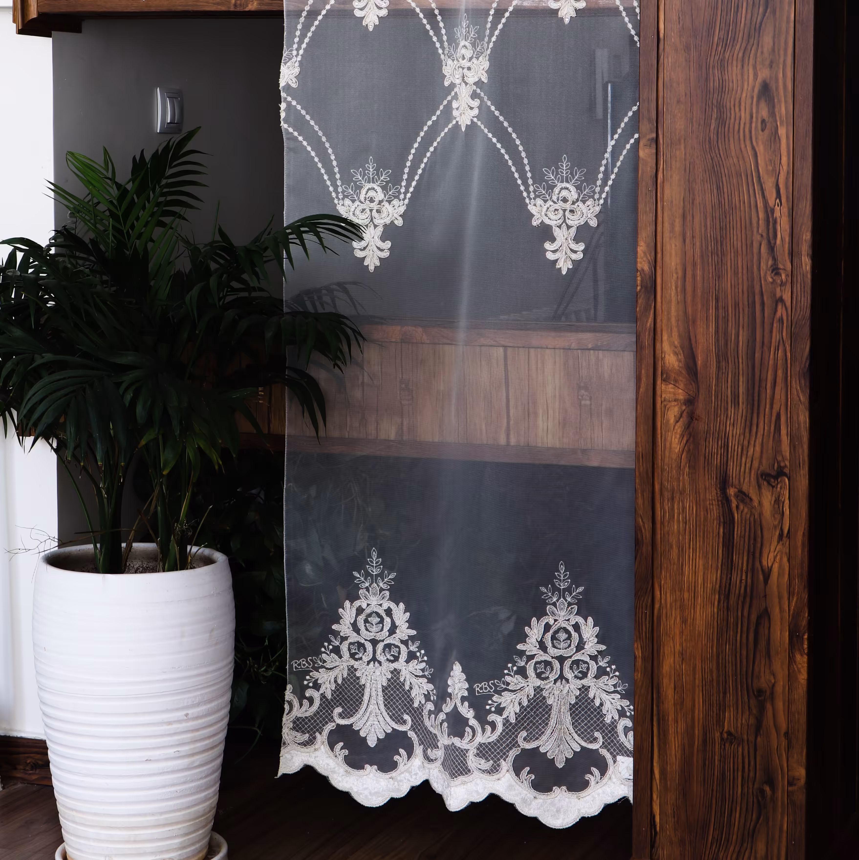 پرده ی تور فلت گل قابی7 در طرح های بسیار متنوع و زیبا مورد استفاده اداری و خانگی