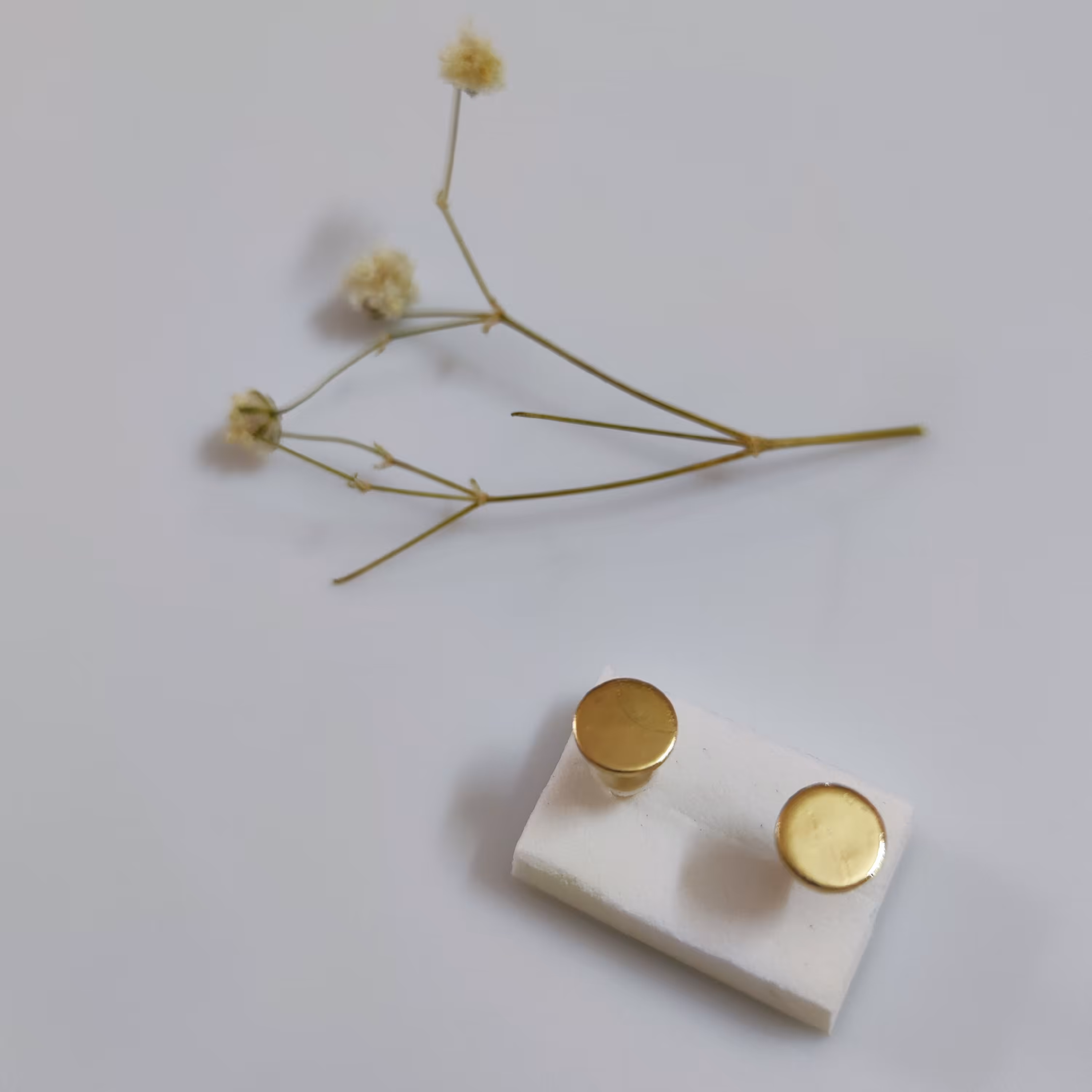 گوشواره طرح گرد ساده میخی رنگ طلایی