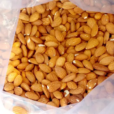 مغز بادام زرین سایز متوسط کیلویی 370هزار تومن بدون واسطه ارسال رایگان به سراسر ایران