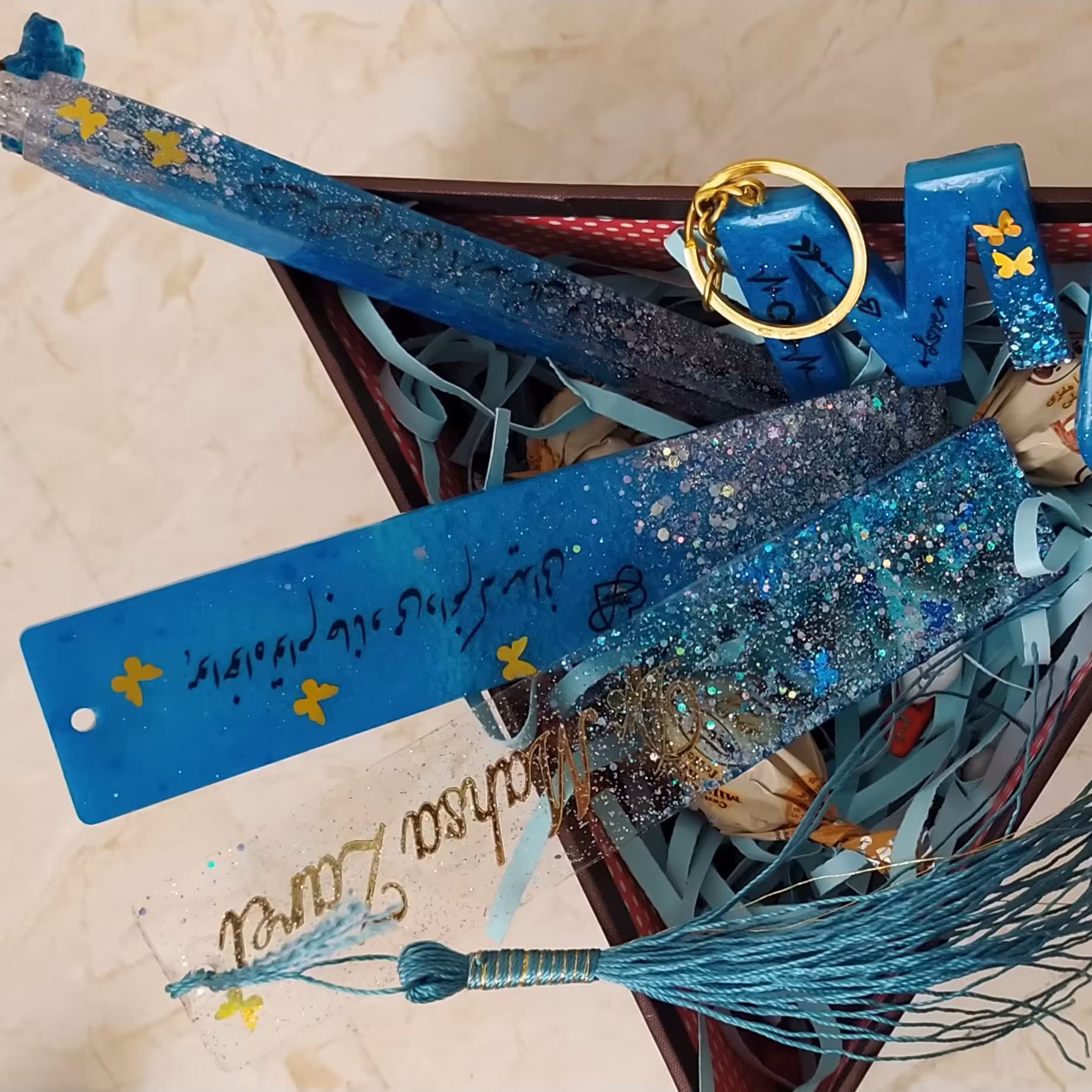 ست هدیه رزینی  شامل بوک مارک خودکار سر کلیدی و موگیر 