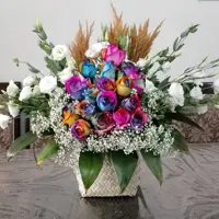 سبد گل  حصیری با رز های هفت رنگ،سایز بزرگ، مناسب هدیه،رنگ رزها با توجه به درخواست شما قابل تغییر است 