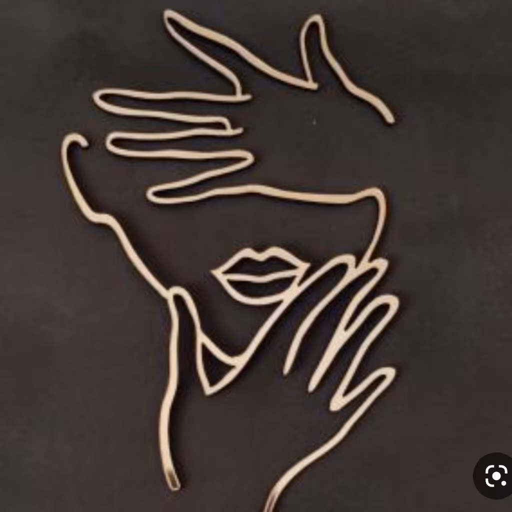 تاپر دست روی چهره