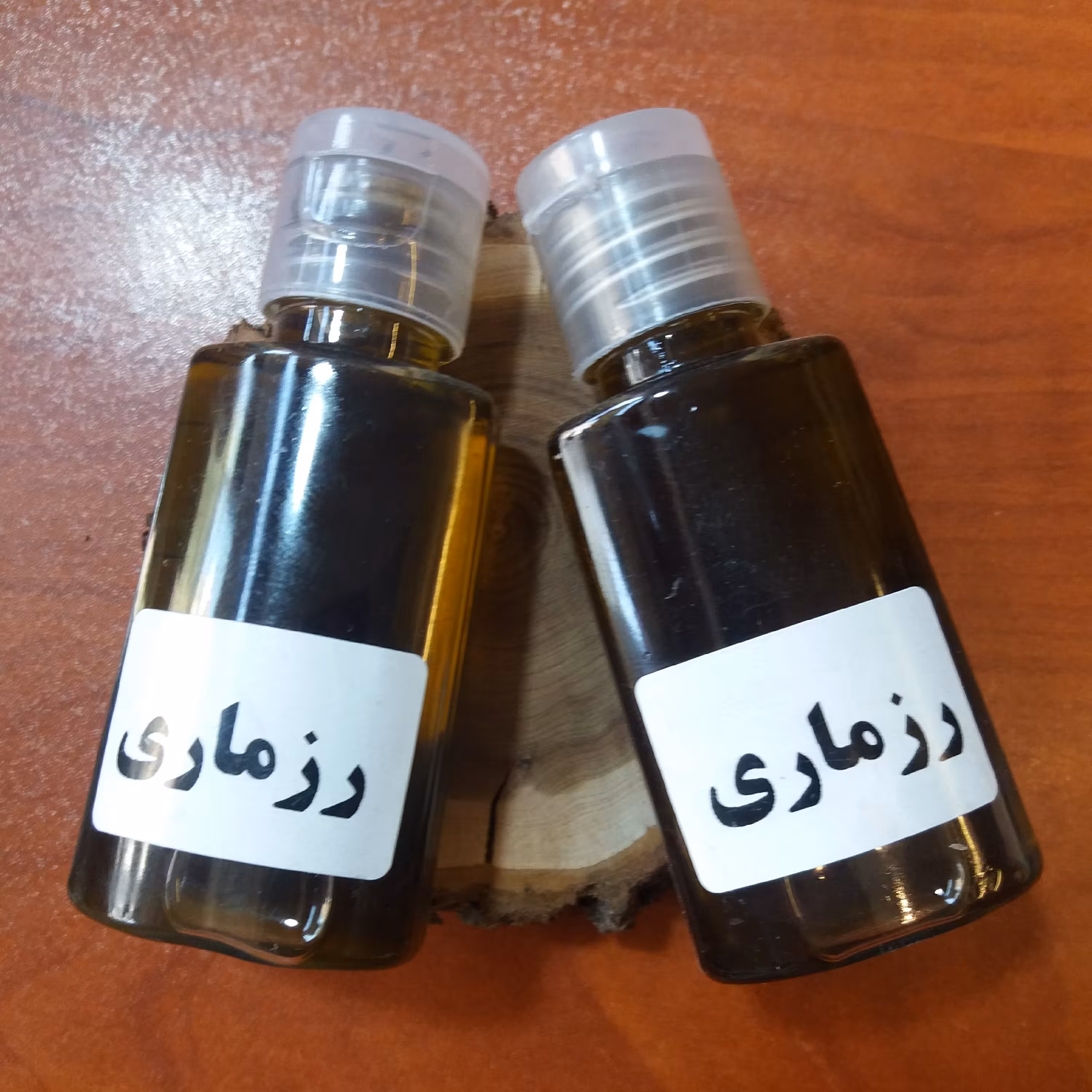 روغن رزماری درجه یک (ریزش مو پرپشت کننده مو تقویت مژه و ابرو تقویت ریش و سبیل)