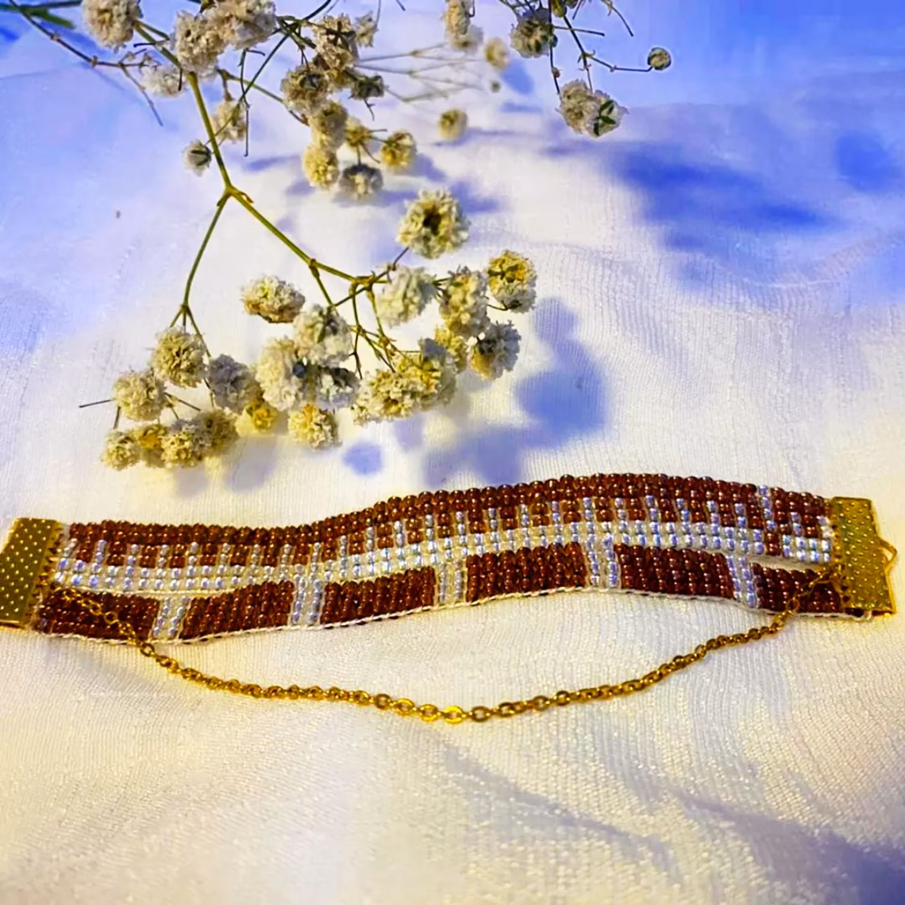 دستبند منجوقی  رنگ قهوه ای با زنجیز طلایی رنگ ثابت 