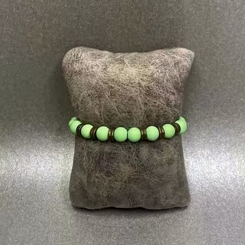 دستبند آسانسوری با مهره های سبز رنگ فسفری و خرج کار بین مهره ایی برنزی رینگی