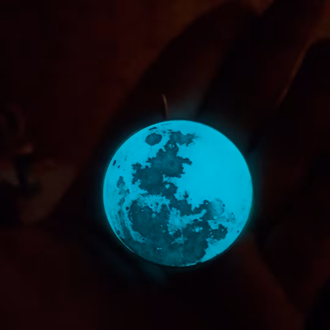 ماه شبتاب.گردنبند،فریم برنجی رنگ ثابت،بند چرمی 60سانت