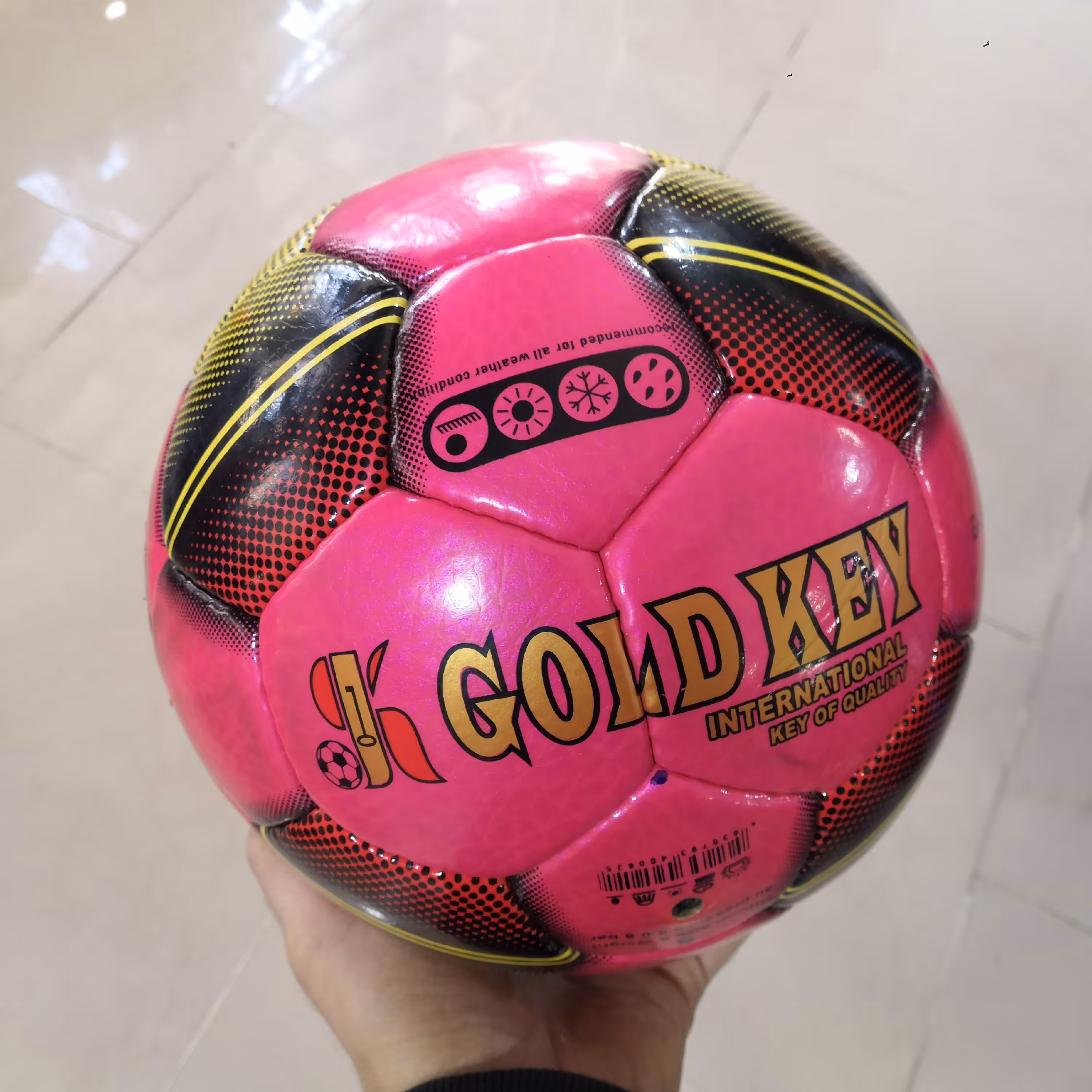 توپ فوتسال گلد کی درجه 3 ارسال رایگان این توپ اورجینالش هم موجود میباشد 