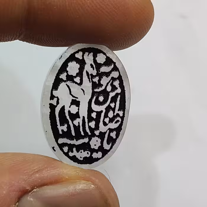 عقیق خطی سیاه قلم شده خطاطی یا ضامن آهو (ع) خط مهد حکاکی برجسته شمایل اهو