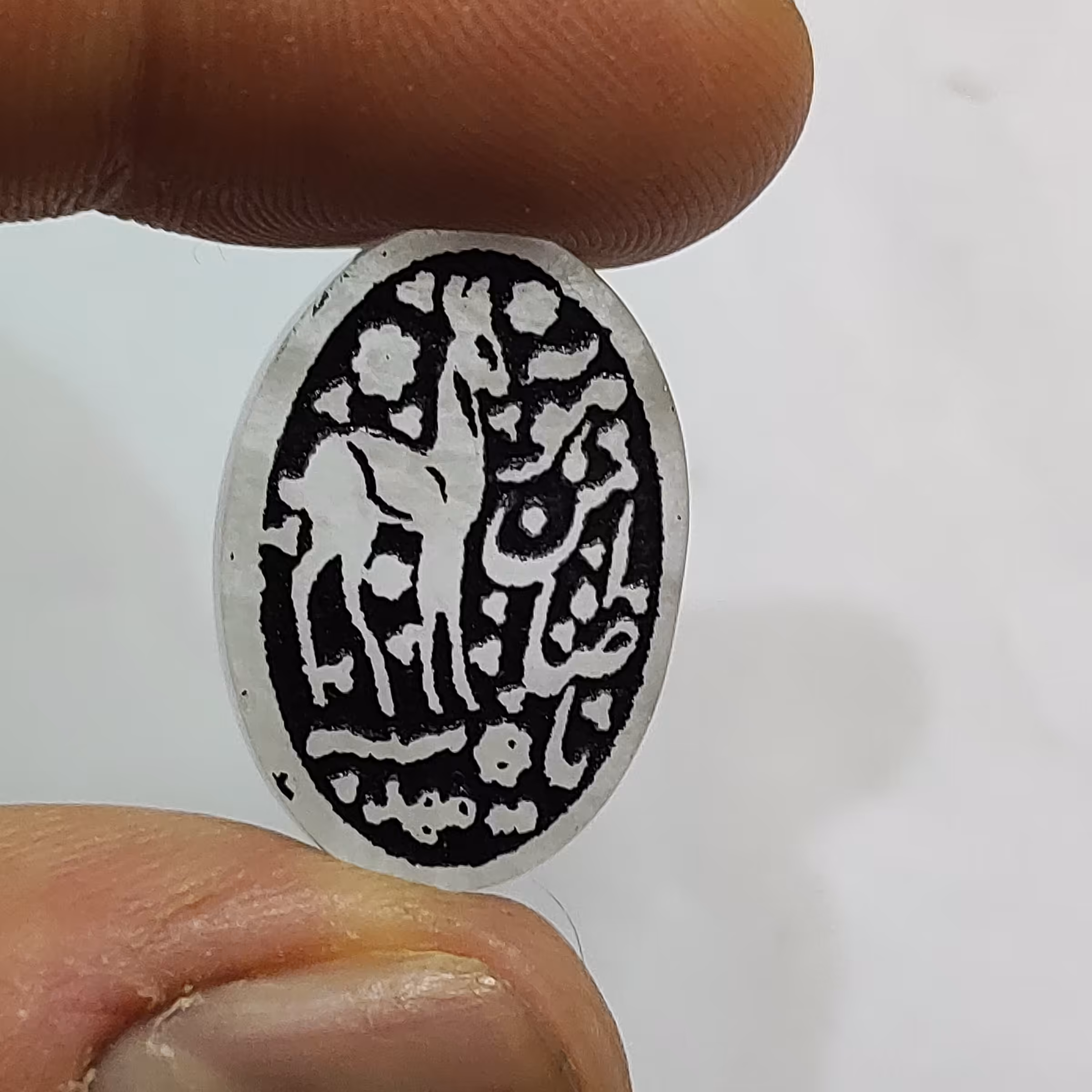 عقیق خطی سیاه قلم شده خطاطی یا ضامن آهو (ع) خط مهد حکاکی برجسته شمایل اهو