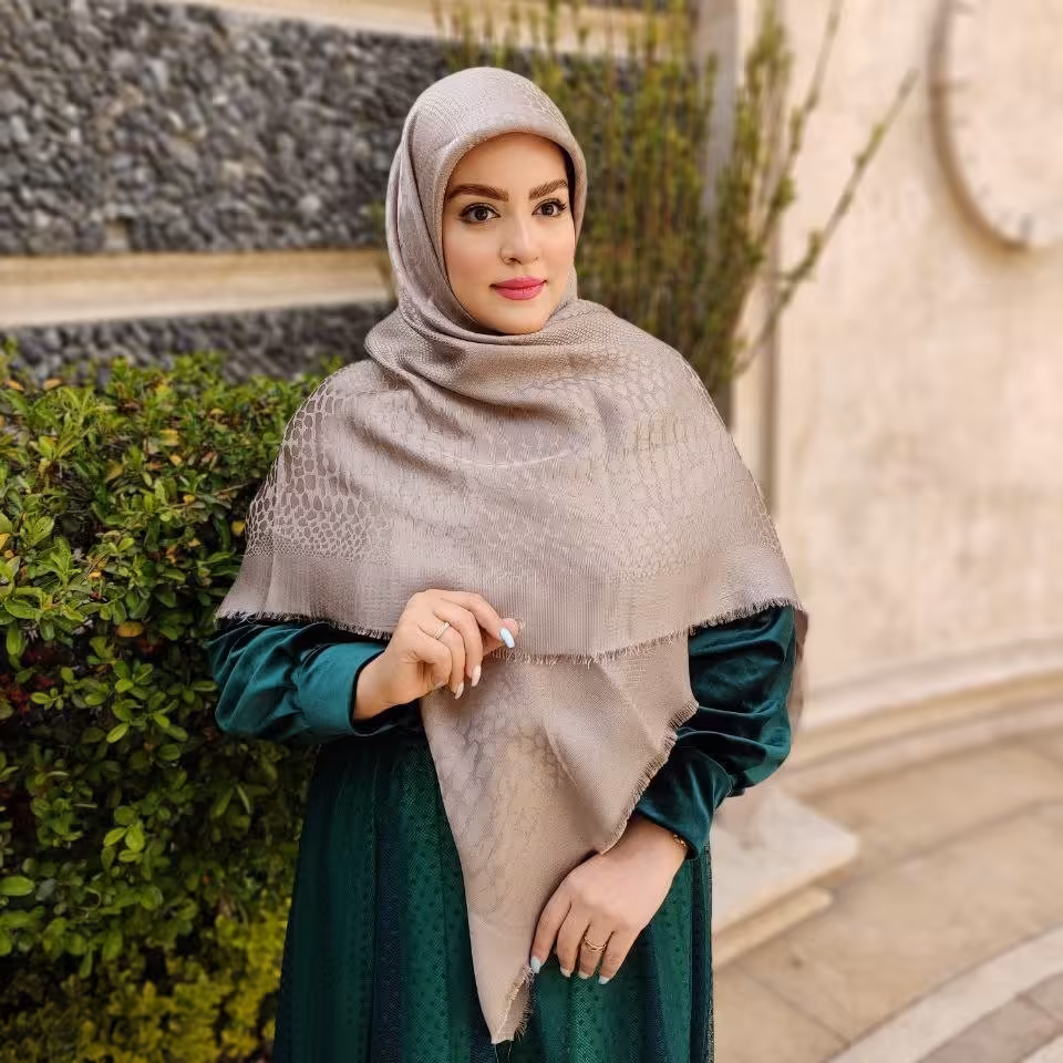 روسری نخ ابریشم ژاکارد دو رو لمه دار /ریشه پرزی/کیفیت بی نظیر و متفاوت
/وارداتی