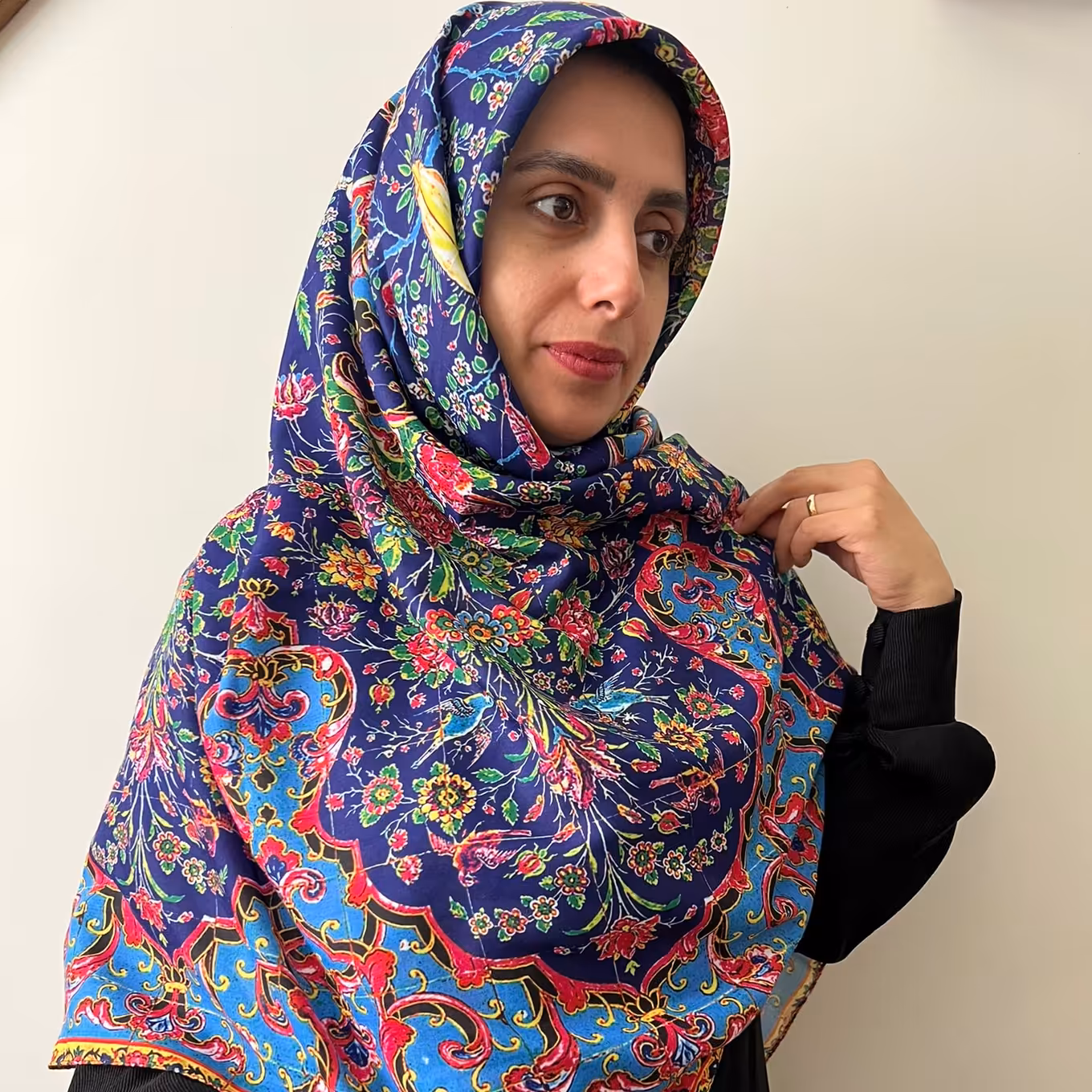 روسری نخی قواره بزرگ طرح کاشی نصیرالملک در چهار رنگ جذاب