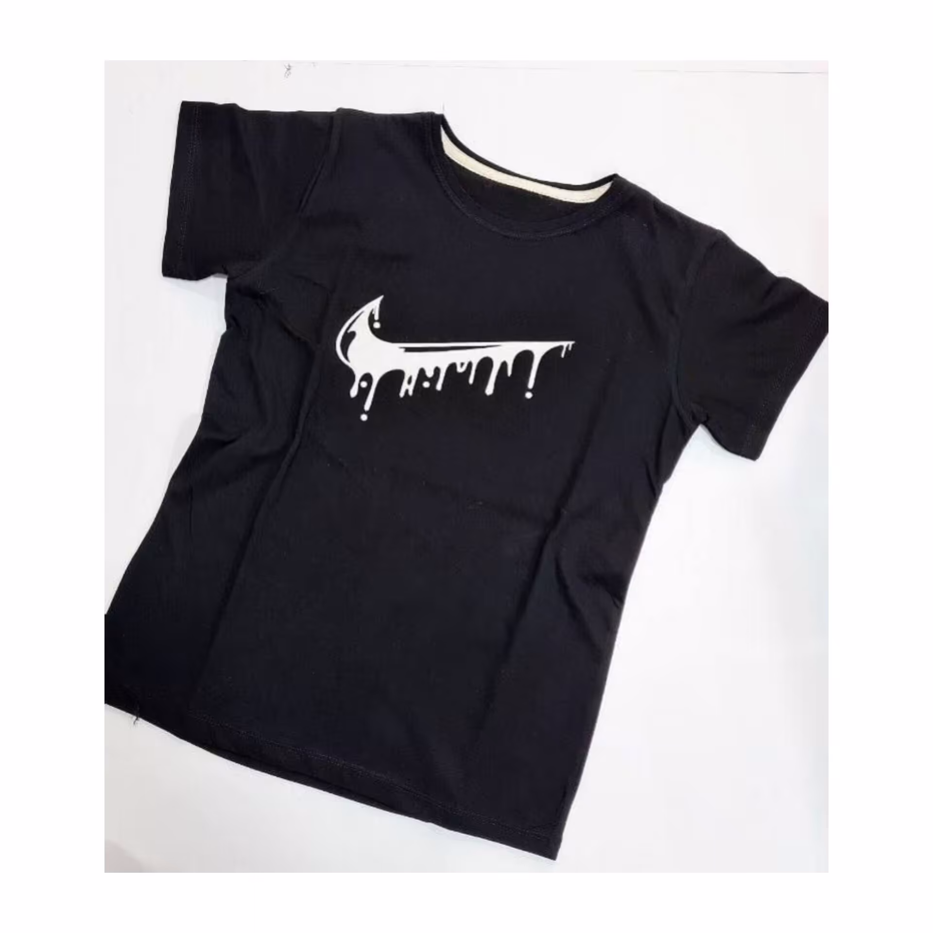 تیشرت مشکی دخترانه  ویژه محرم فری سایز ازسایز 34تا42 درطرحی شیک و تن خوری جذاب