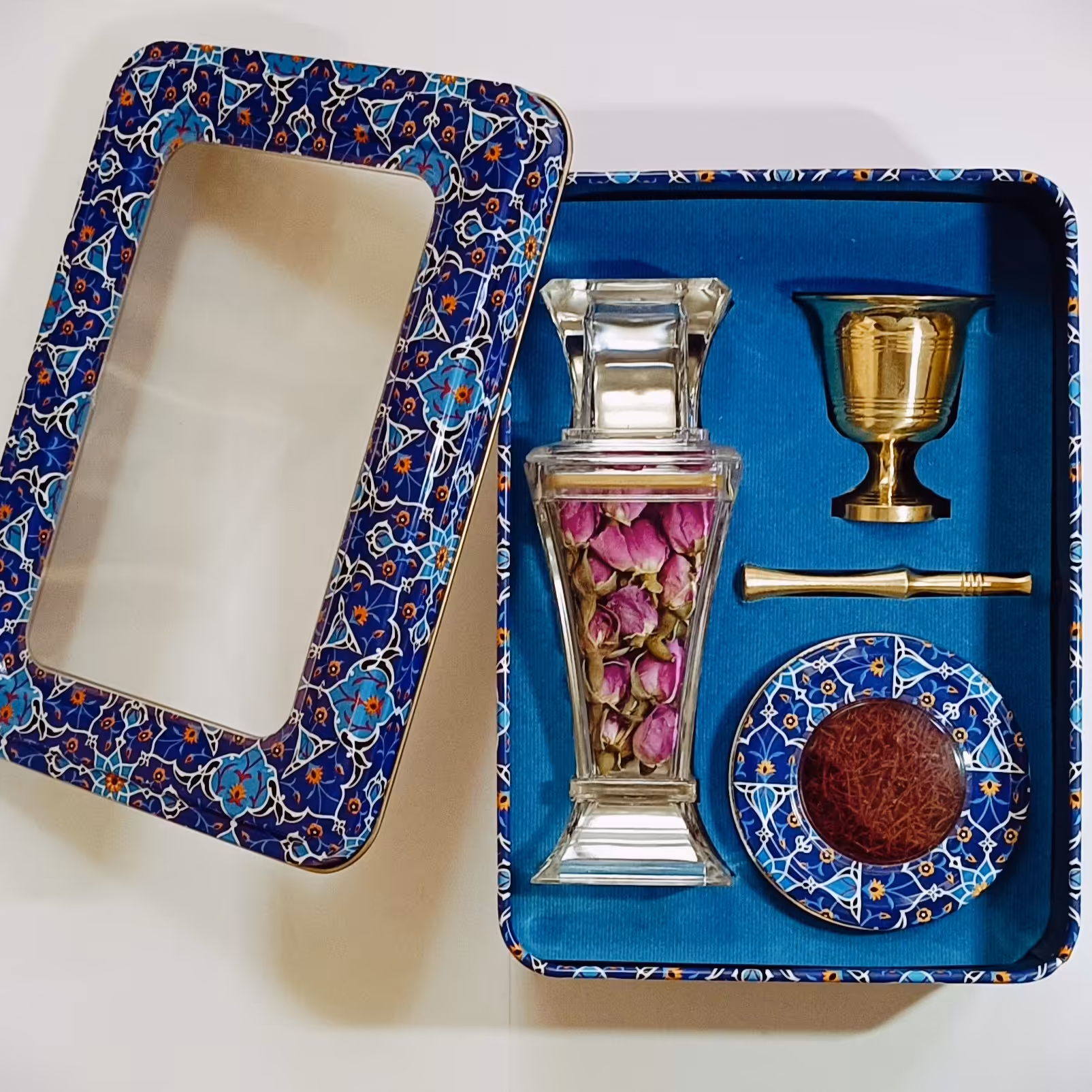 زعفران سرگل ممتاز سرایان با بسته بندی جعبه فلزی طرح اسلیمی به گل محمدی و هاون بر