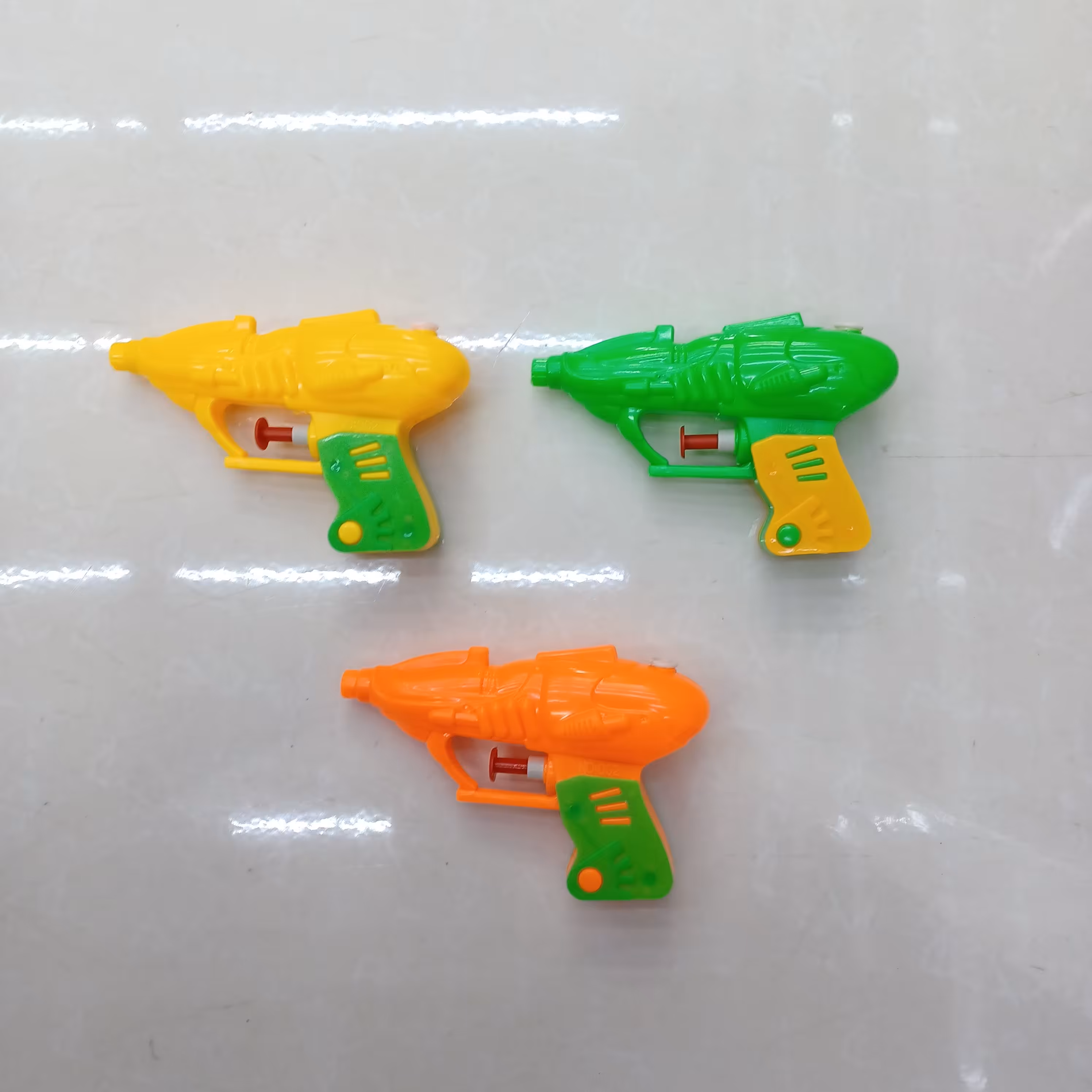 اسباب بازی تفنگ آب پاش مینی(حدودا طول 12سانت)-ارسال یک عدد از این محصول باتست قبلی