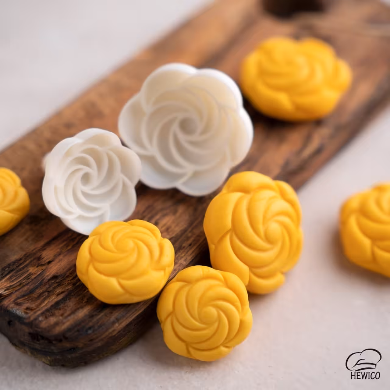 قالب شیرینی  رز برنجی کد-439 برند هویکو 5 سانتی متری