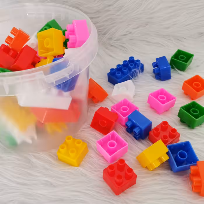 لگو آجری 32 قطعه همراه با قطعات چرخدار بسته بندی سطلی