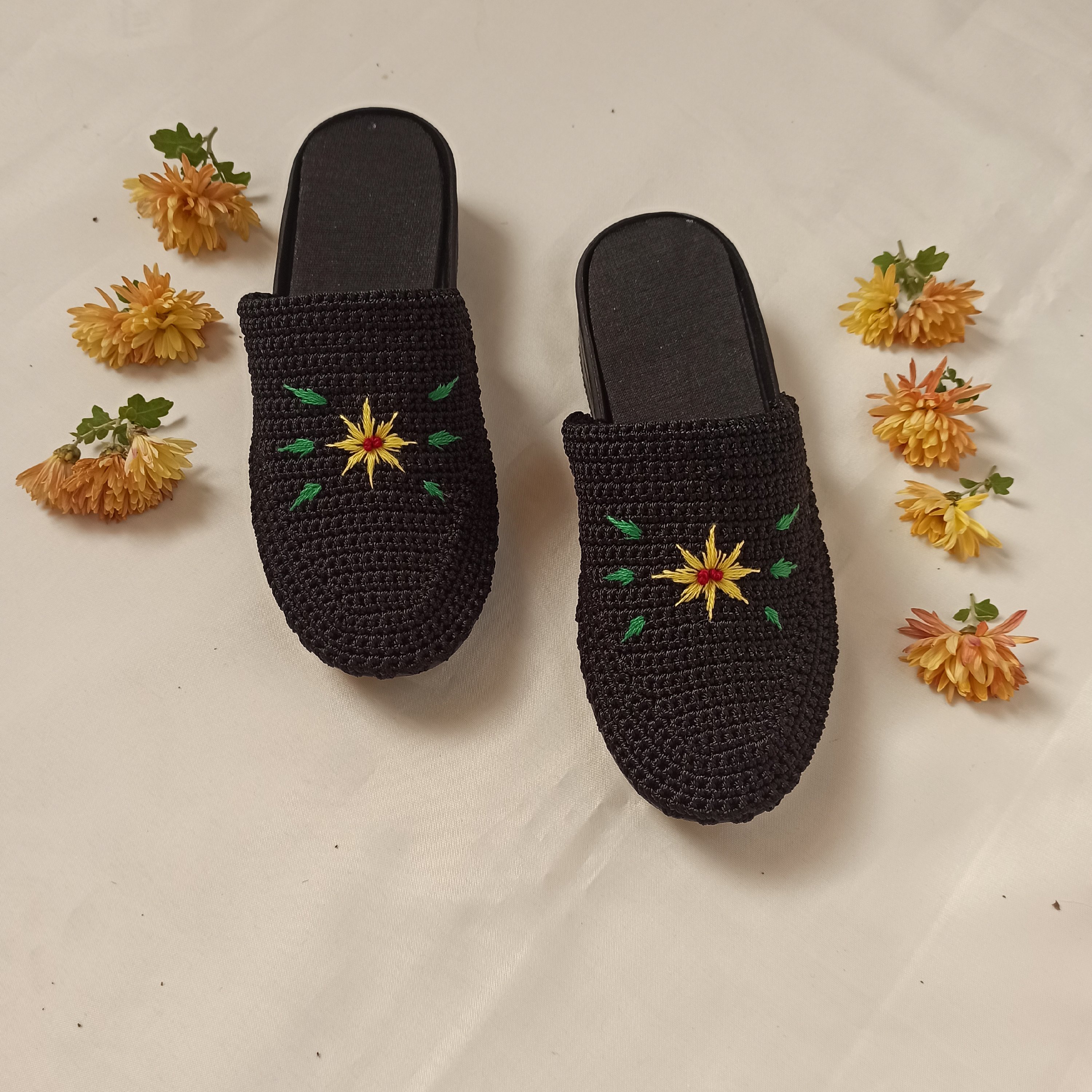 صندل گلدوزی شده