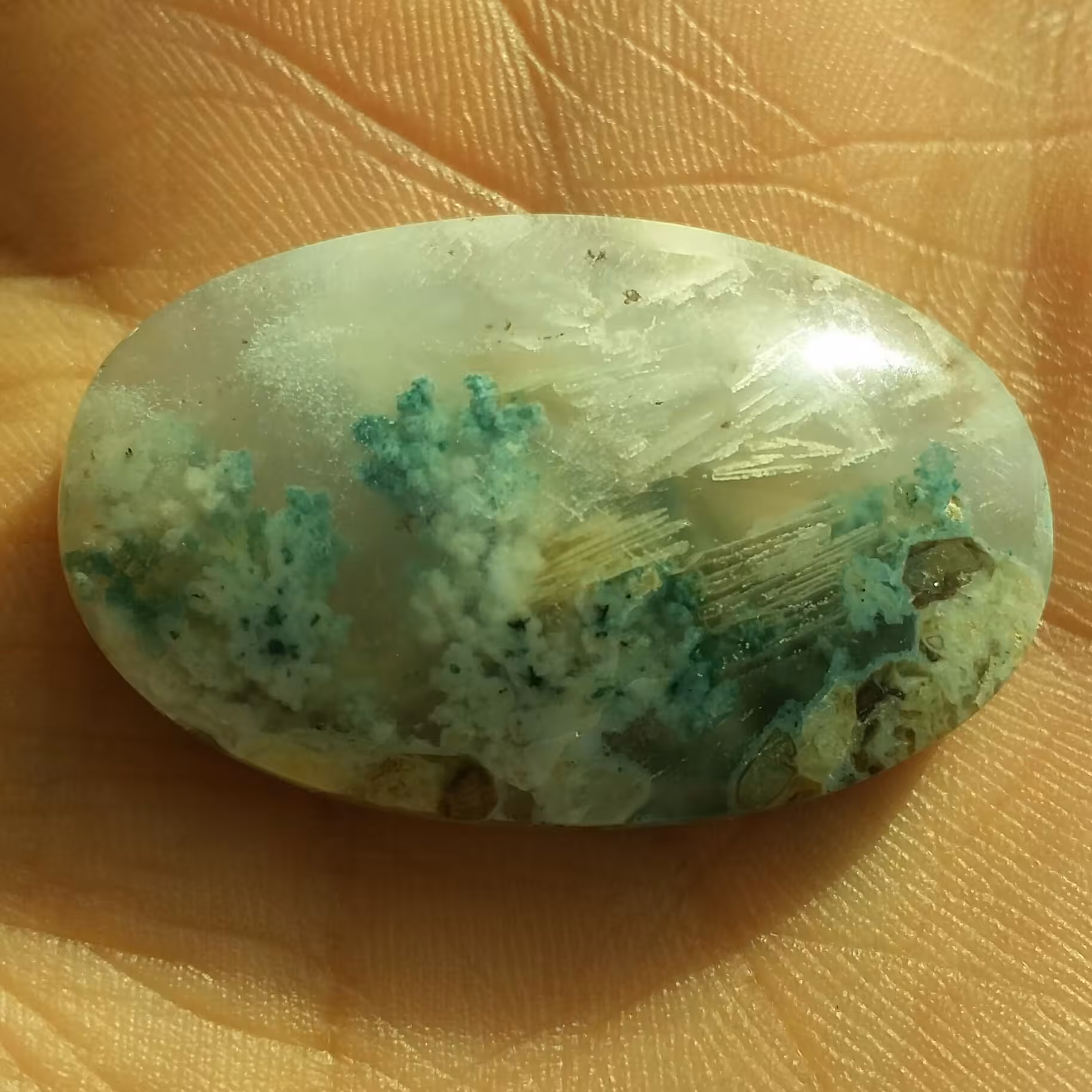 نگین شجر شکوفه با رتایل های بسیار زیبا تراش ماهرانه و دامله پولیش آیینه ای صد در صد طبیعی شاهکار خلقت