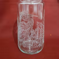 حکاکی طرح پرنده شانه به سر روی لیوان (عکس نمونه کار) طرح دلخواه پذیرفته میشود