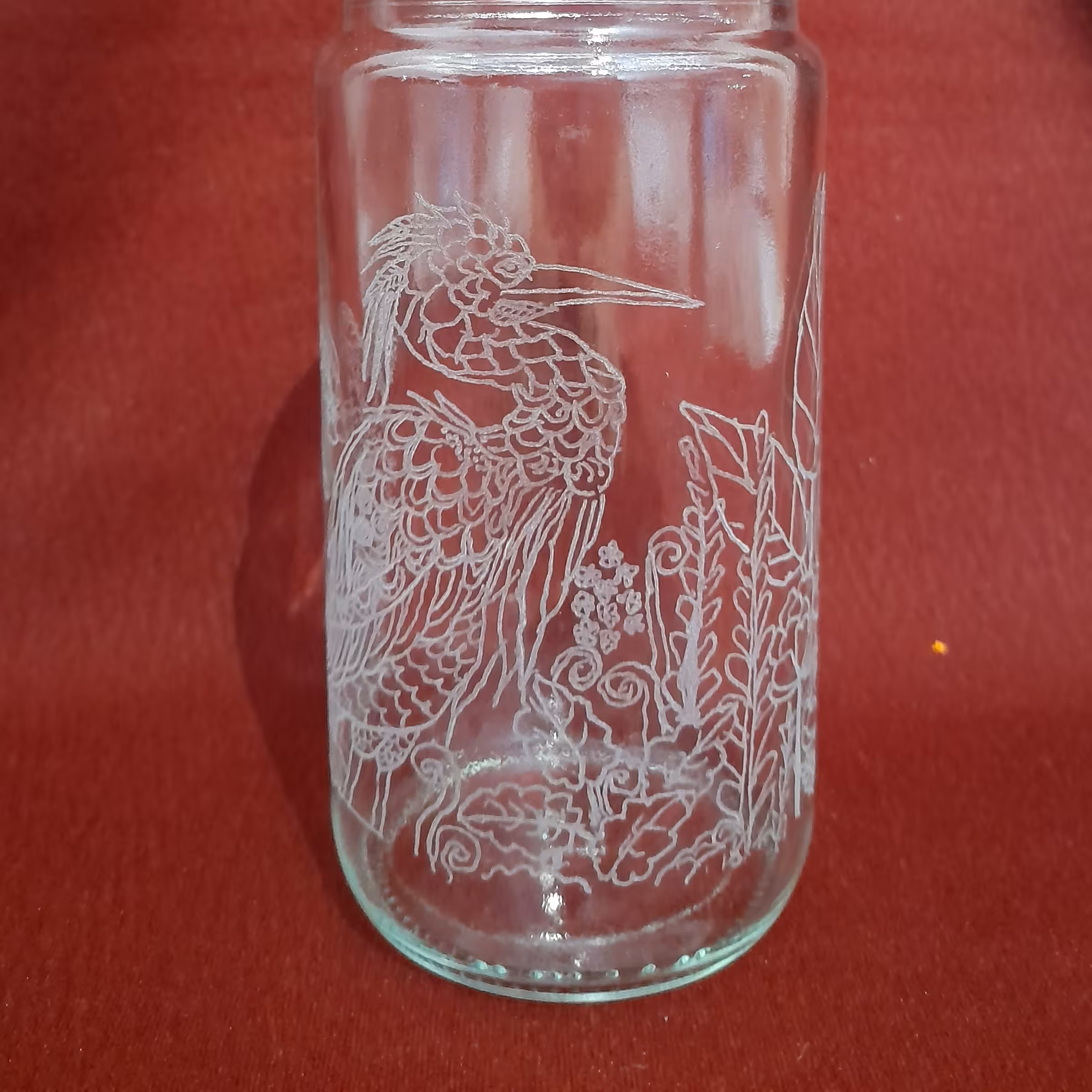 حکاکی طرح پرنده شانه به سر روی لیوان (عکس نمونه کار) طرح دلخواه پذیرفته میشود