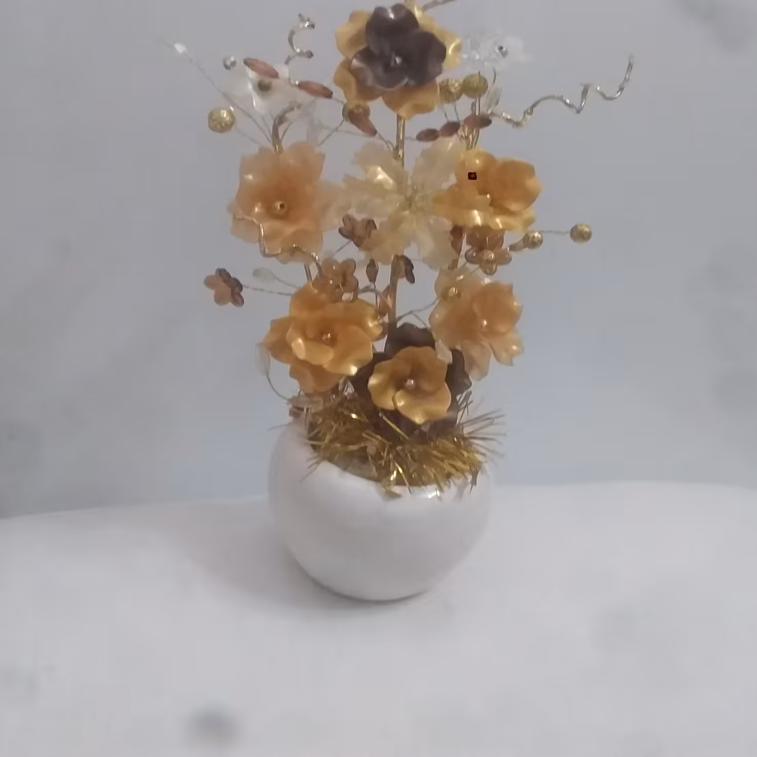 گل کریستال رز کوچک طلایی رنگ با گلدان سرامیکی سفید رنگ