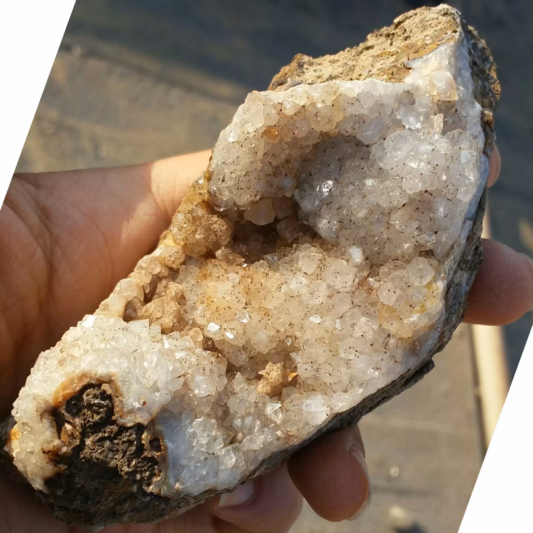 نمونه فوق کلکسیونی سنگ راف غولپیکر کلسیت آنالیسم پر بلور روی بستر  محشر 100 در 100 طبیعی خارق العاده و تک
کد 8378