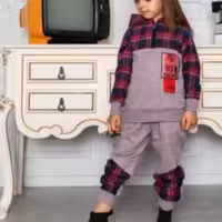 ست دوتکه اسپورت 
جنس عالی تضمینی بشور بپوش

سوییشرت زیپ خور و کلاهدار و شلوار  پاییزی  بچگانه