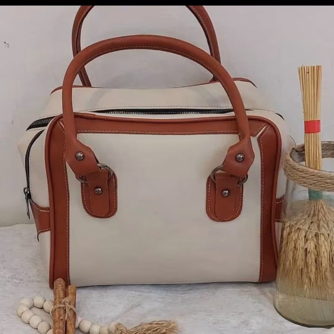کیف زنانه چرم مصنوعی رنگ کرم قهوه ای دارای دو جای مجزا داخل کیف جای موبایل و کارت می باشد 