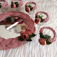 هفتسین جدید ترکیب شیشه و قیطون ابریشم (گل آرایی شده با سرگل های نسترن درجه 1 و وارداتی)