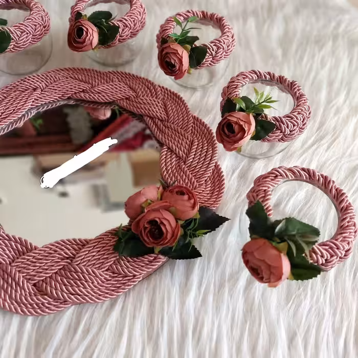 هفتسین جدید ترکیب شیشه و قیطون ابریشم (گل آرایی شده با سرگل های نسترن درجه 1 و وارداتی)