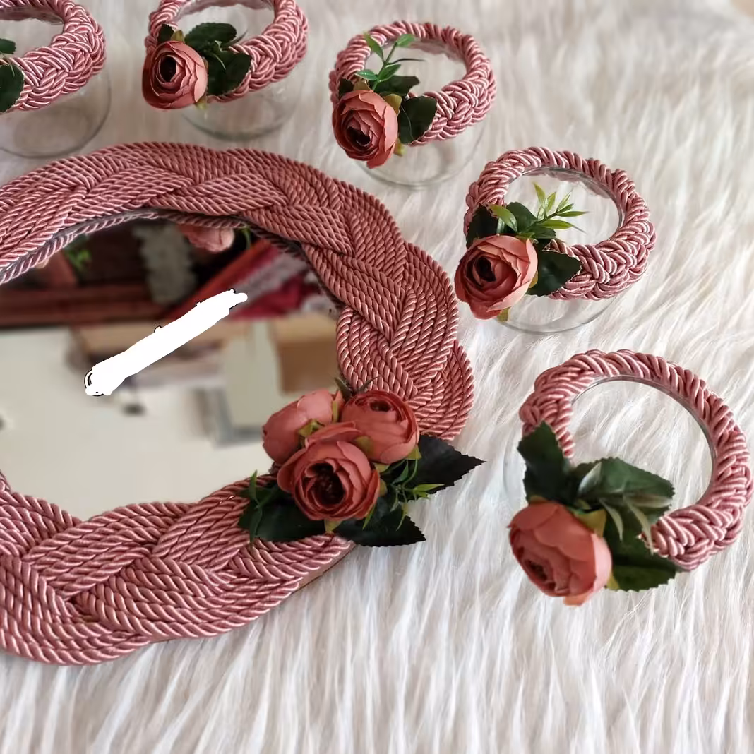 هفتسین جدید ترکیب شیشه و قیطون ابریشم (گل آرایی شده با سرگل های نسترن درجه 1 و وارداتی)