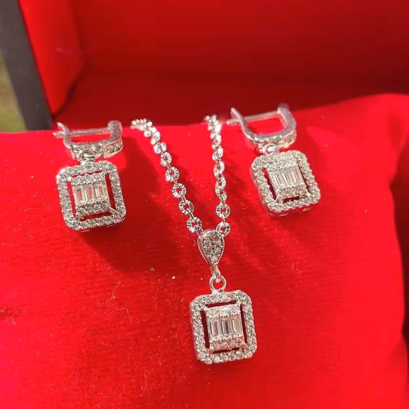 نیمست نقره امرالدکات،وزن5.9،عیار925،بسیار زیبا و باکیفیت