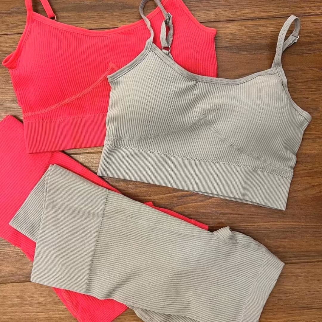 ست ورزشی زنانه رنگ طوسی جنس کبریتی شورتک حالت گنی داره و شکم و پهلو میپوشونه