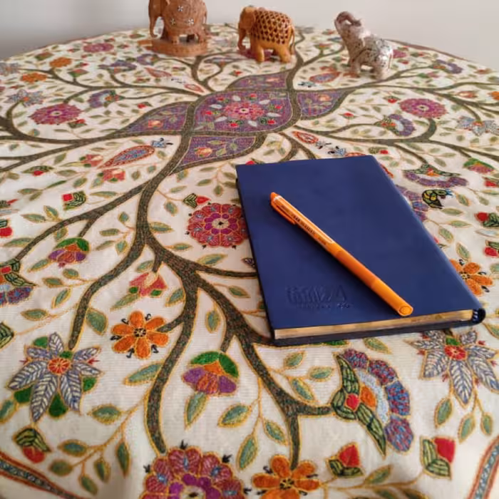 رو میزی پته دوزی با طرحی بسیار زیبا و پرکار 1 متر در 1 متر آستر و نوار دوزی شده