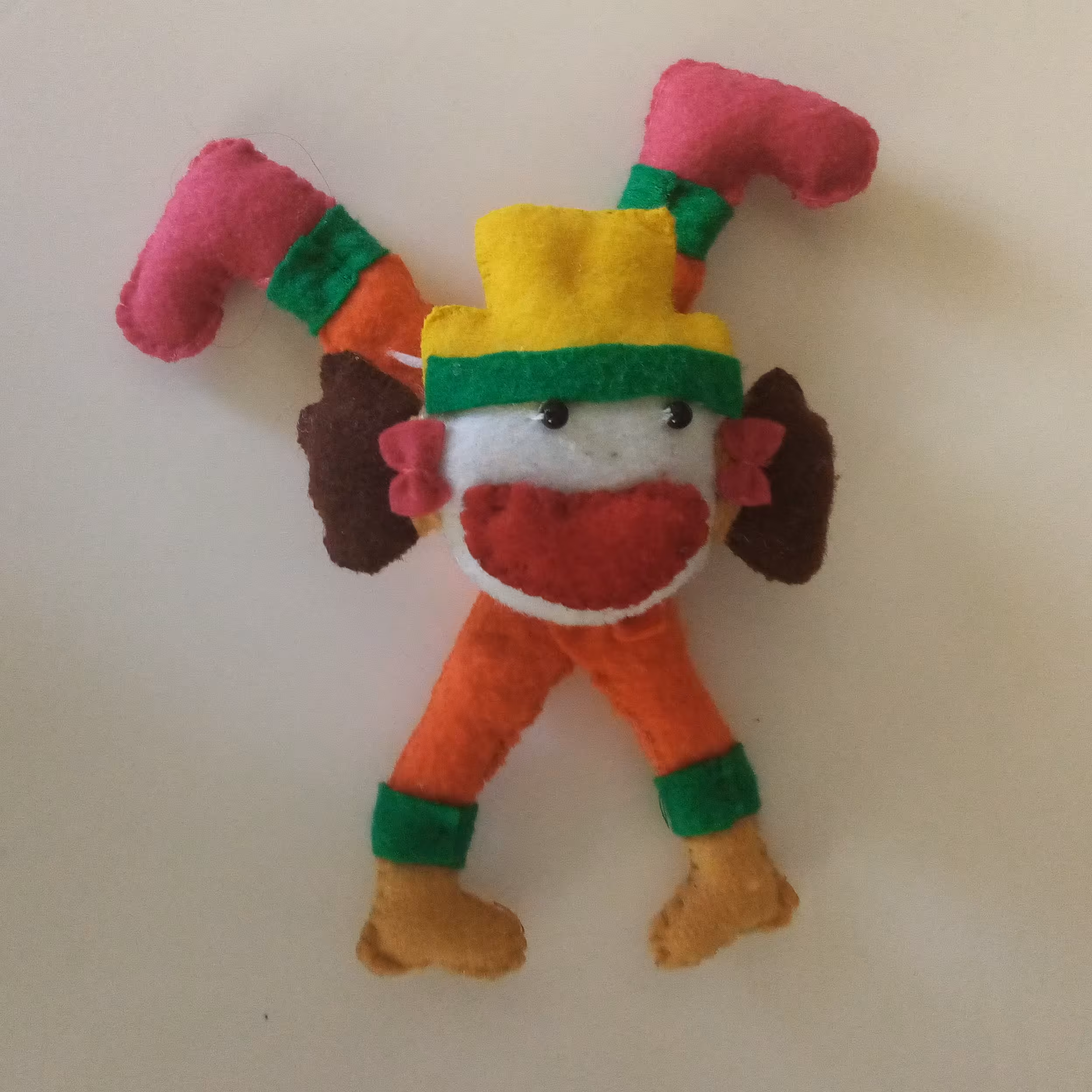 عروسک نمدی دلقک ایستاده 