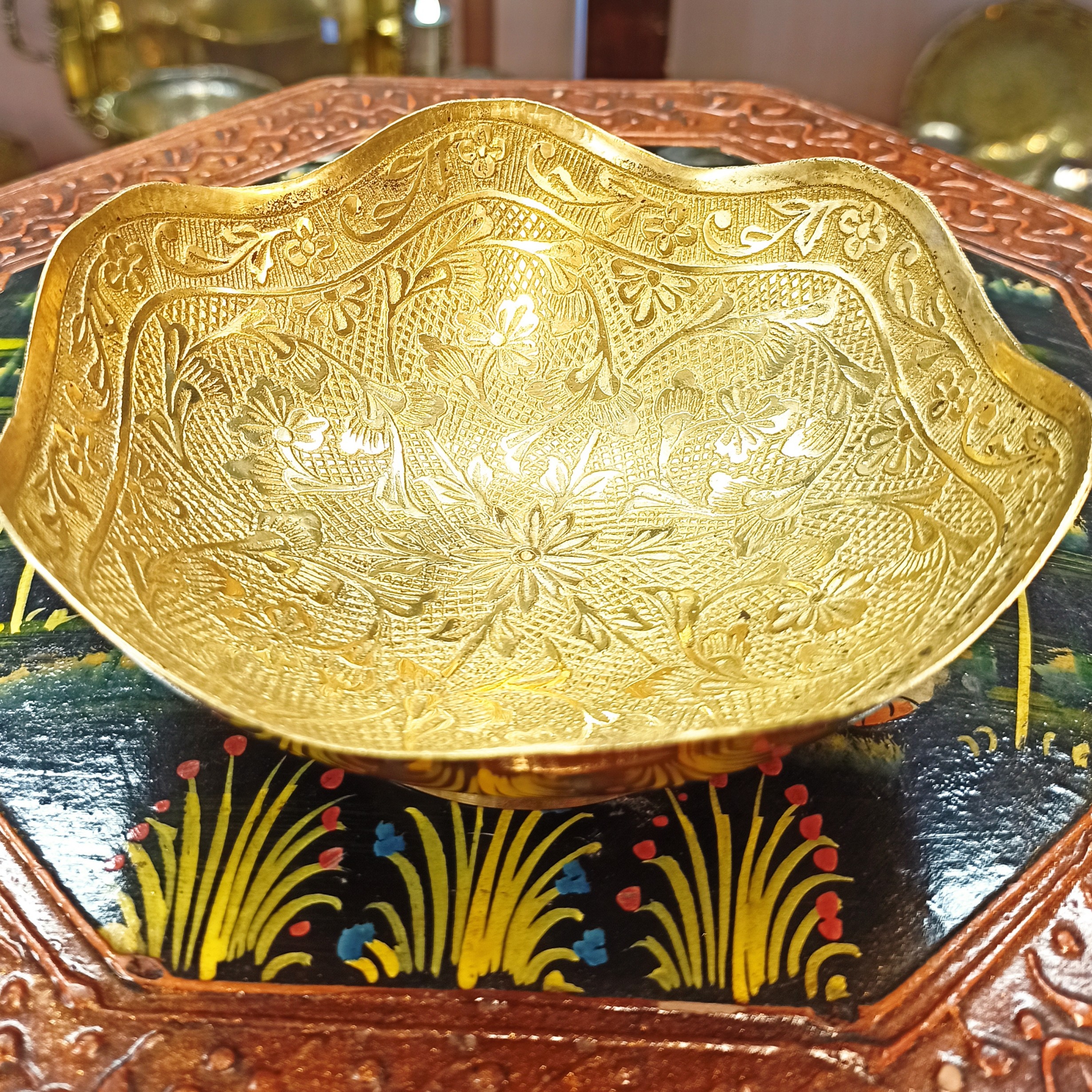 ظرف شکلات خوری برنجی قلم زنی شده کاردست مناسب برای میزهای جلو مبلی وعسلی ودیزاین بوفه