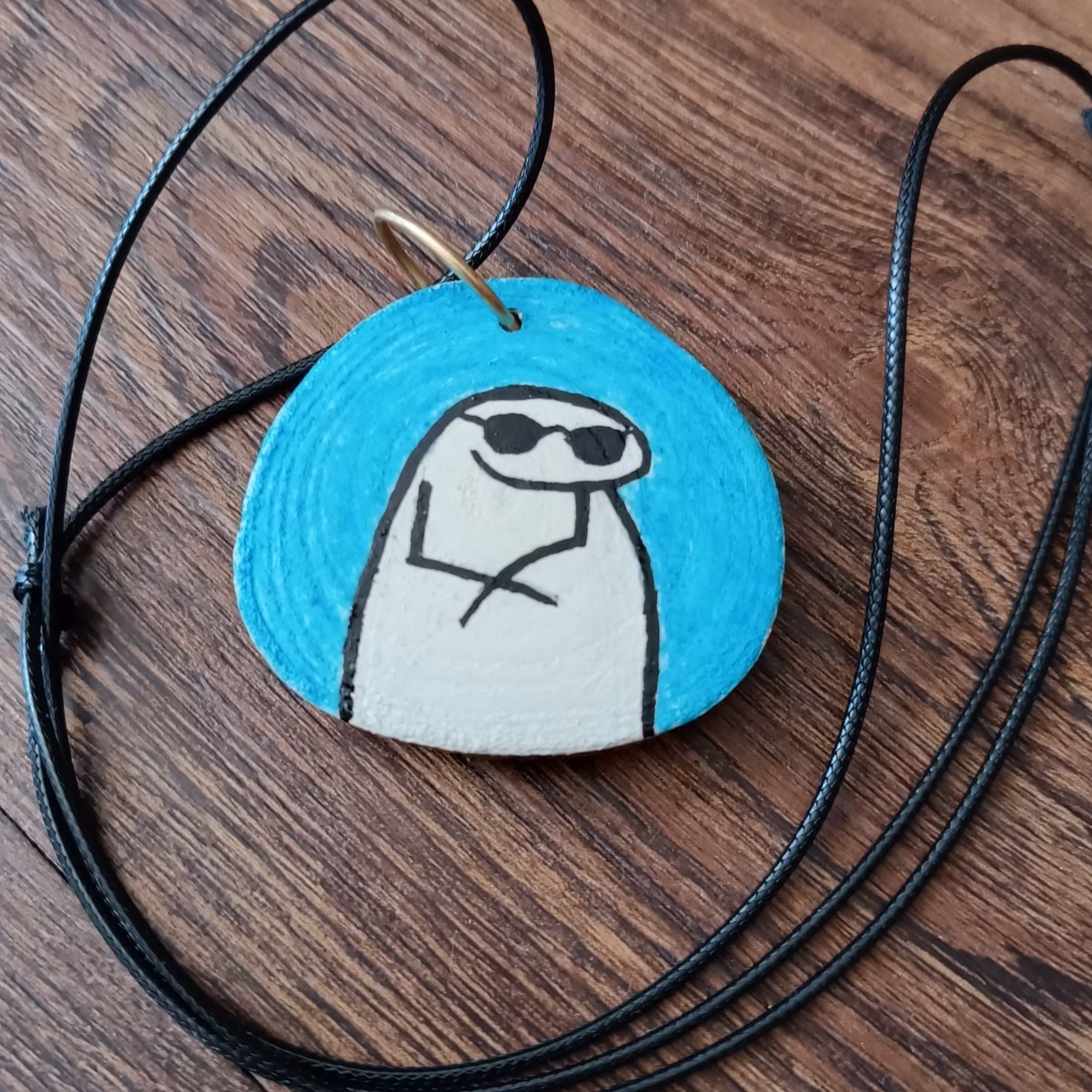 گردنبند چوبی دستساز نقاشی طرح میقولی با بند چرمی قابل تنظیم 