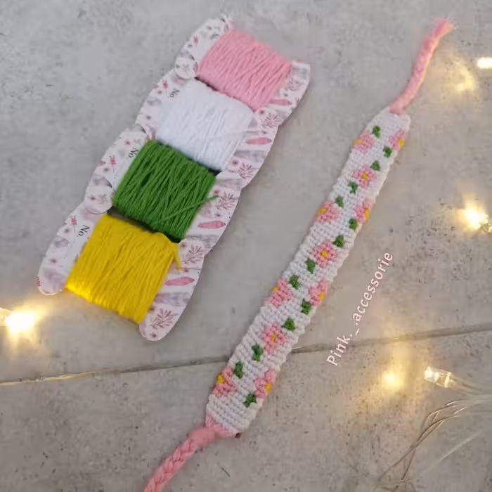 دستبند آلفابافی. دستبند دوستی. اکسسوری. صنایع دستی. زیورآلات. دخترانه. زنانه. نخ کوبلن. بافتنی. 