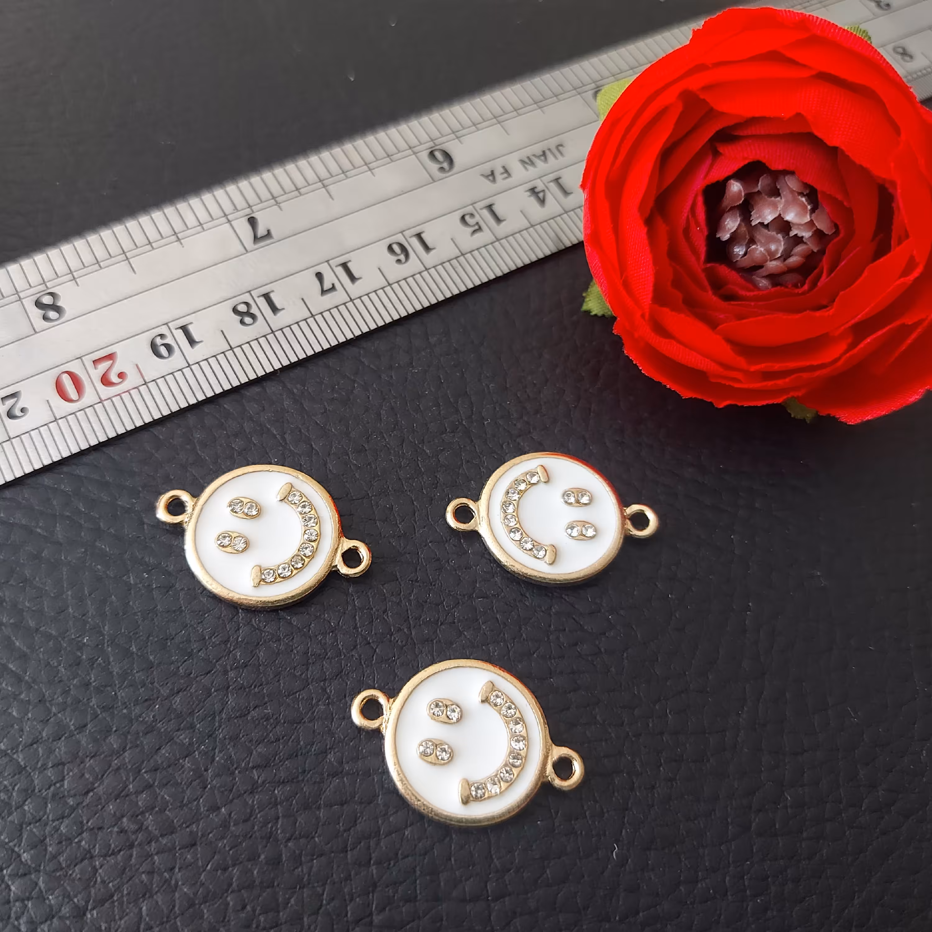 آویز دستبندی طرح لبخند سفید 1.5 سانتی 