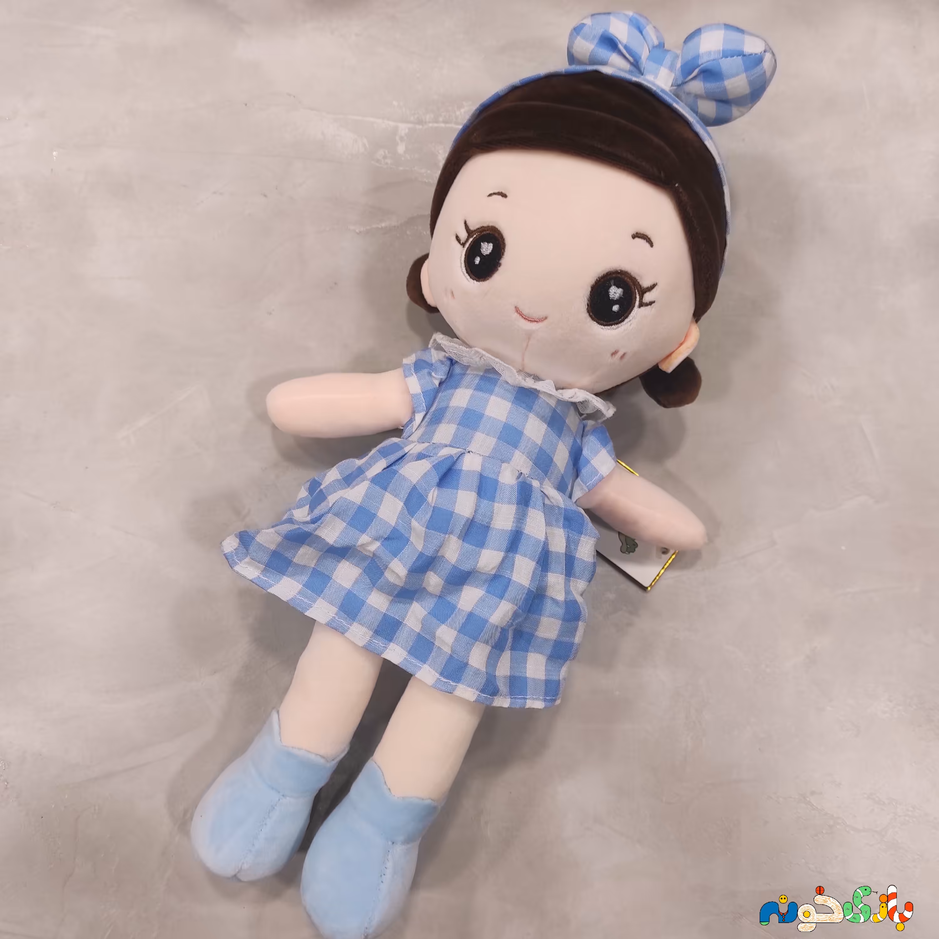 عروسک پولیشی دختر پاپیون به سر  لباس چهارخونه ارتفاع 40 سانت 