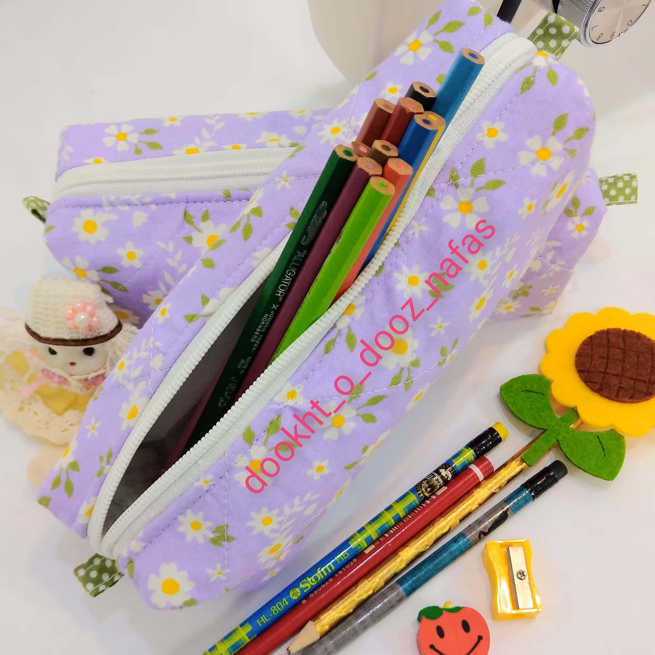 جامدادی.کیف آرایشی. کیف هندزفری کوچک.جنس پارچه کتان نخ استر دوزی و رودوزی شده بسیار تمیز