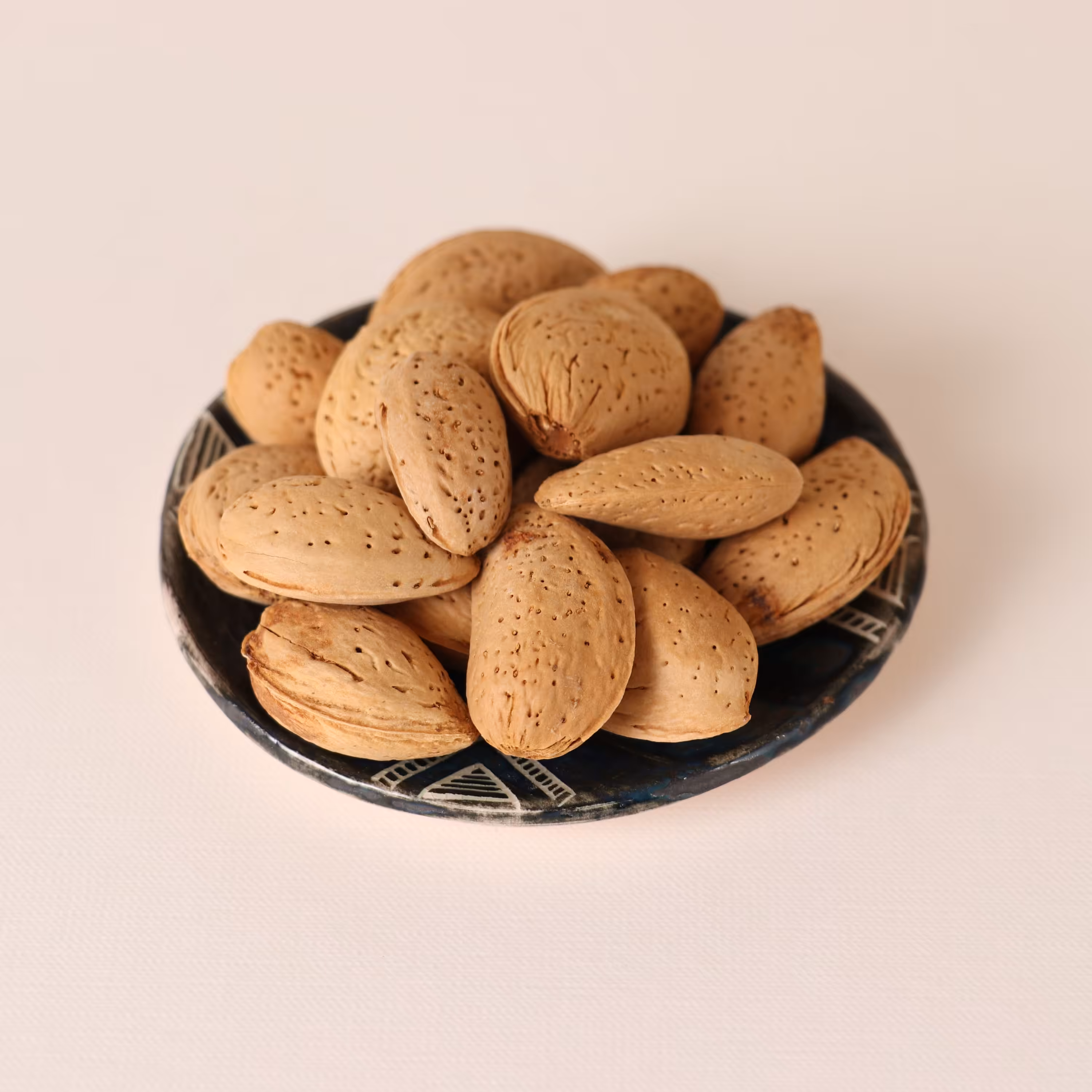 بادام سنگی 900 گرمی(100 درصد شیرین) محصول 1400