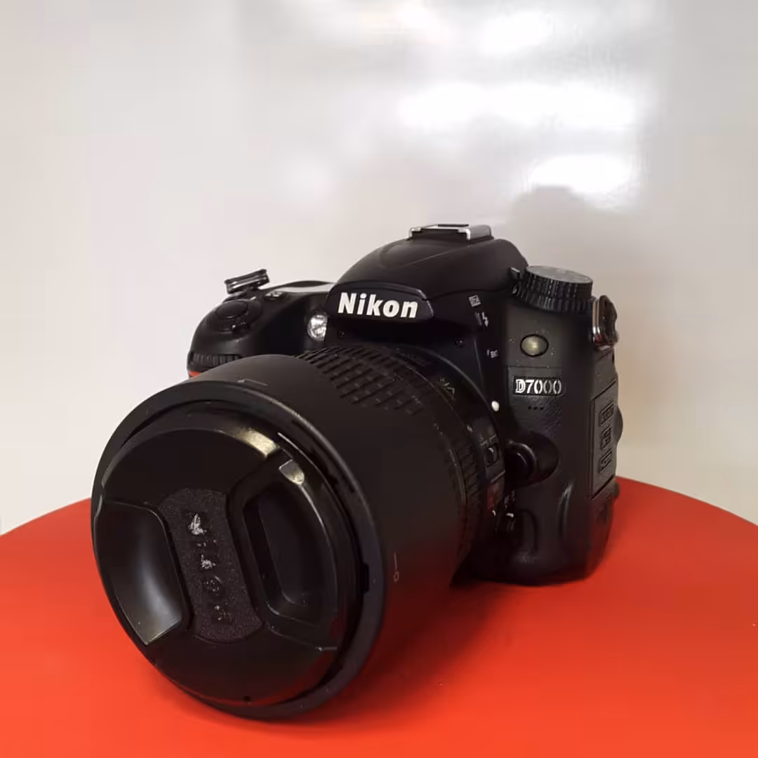دوربین نیکون D7000 با لنز 18-105