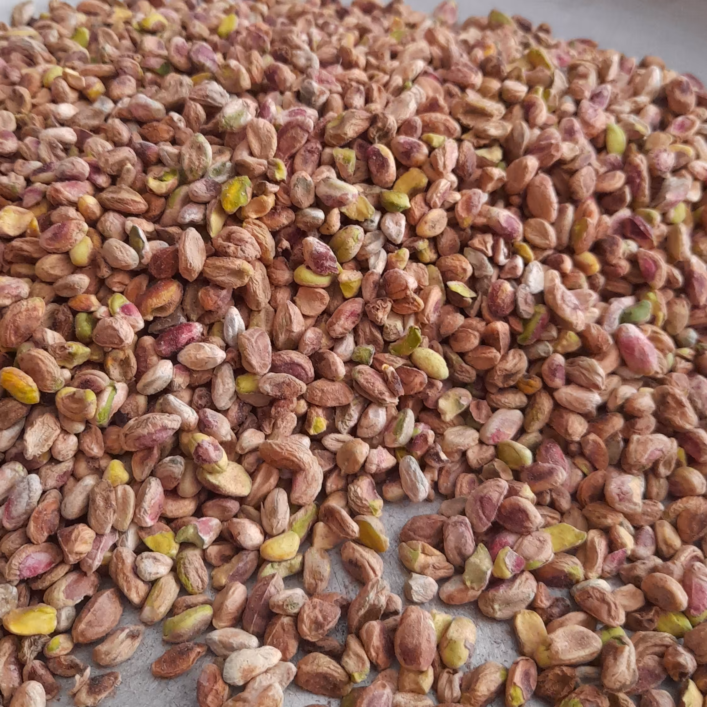 قوتو پسته ای گلپونه بسته ی 250 گرمی  .تهیه شده از مغز پسته با کیفیت عالی.کم شکر و کاملا چرب 