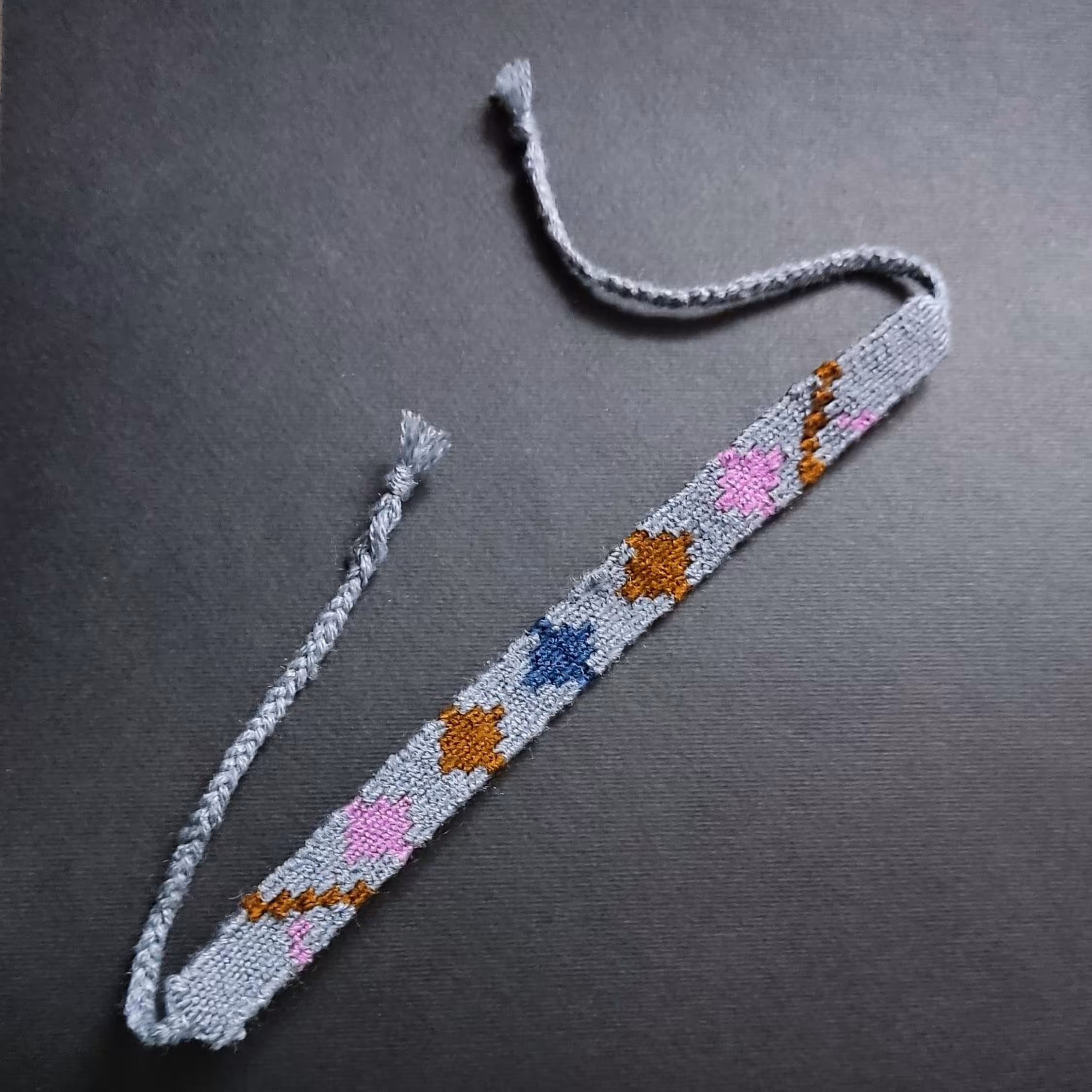 دستبند دوستی گلیم بافت طرح ماه 