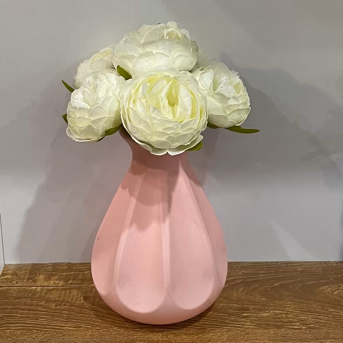 گل مصنوعی پیونی به همراه گلدان با رنگ بندی متنوع