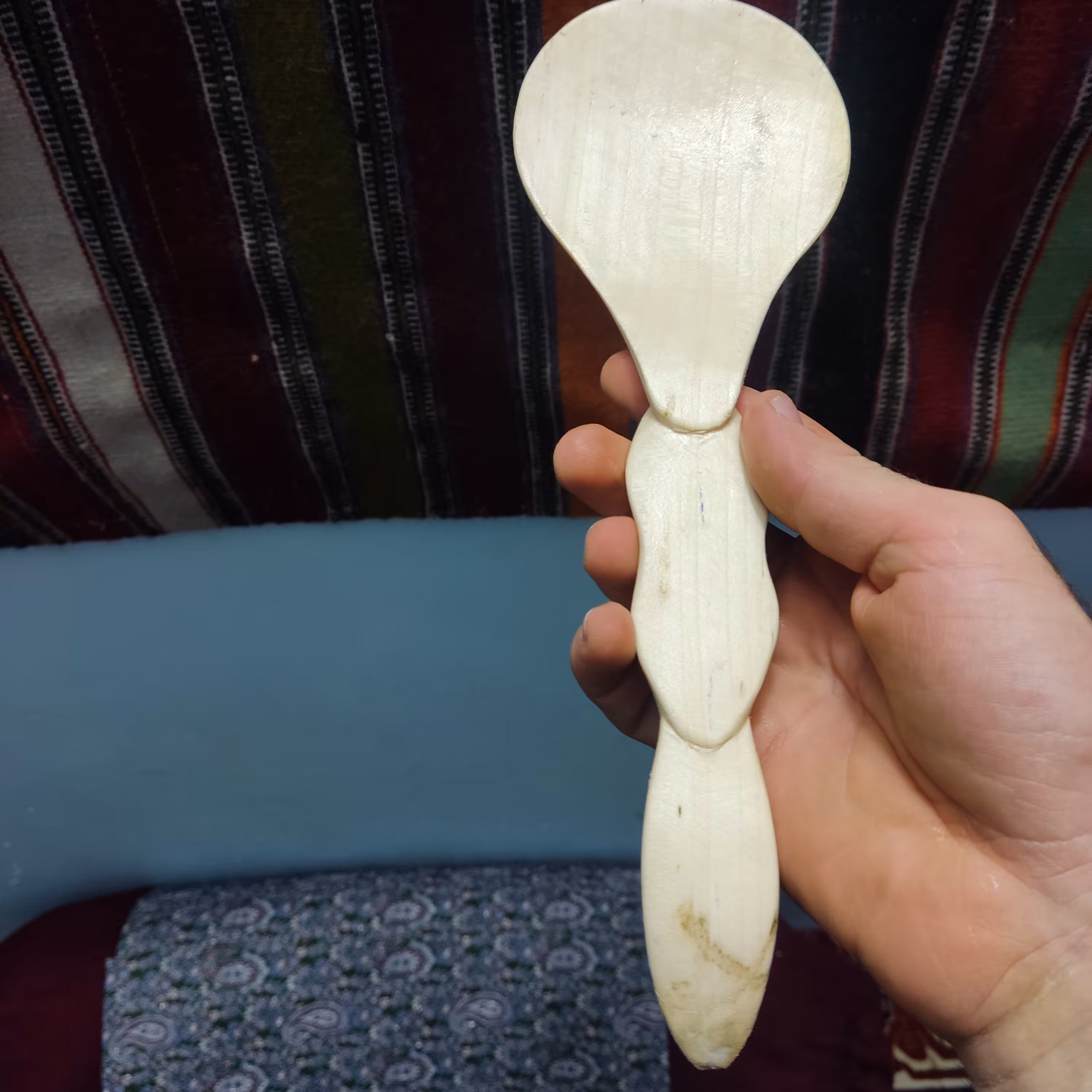 کفگیر چوبی طرح دار از چوب درخت افرا ساخته شده 